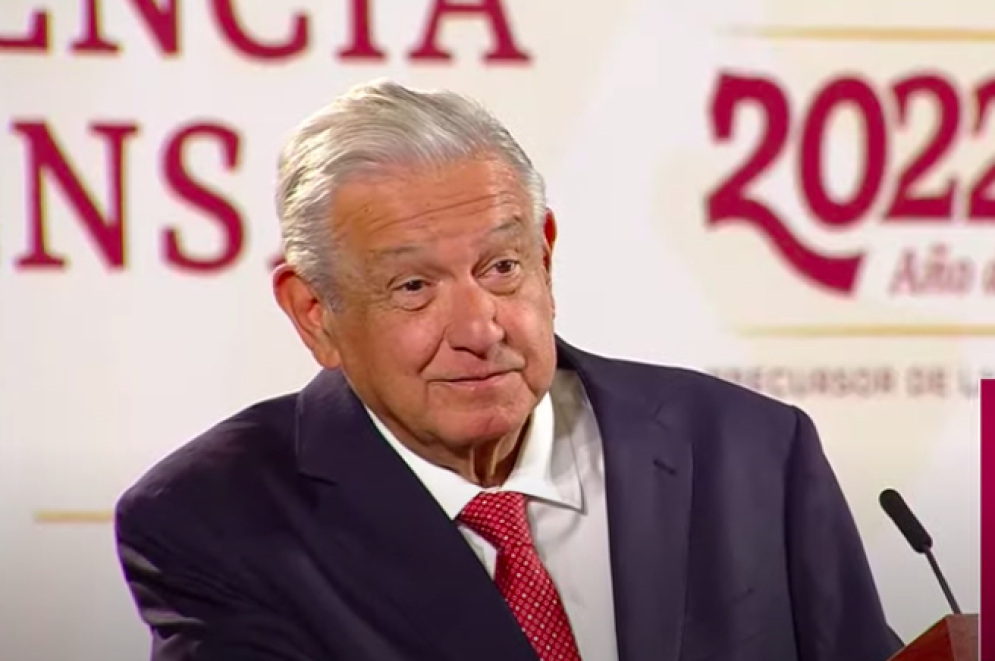 AMLO responde a Derbez por declaración de sobres amarillos; lo acusa de recibir transferencias electrónicas