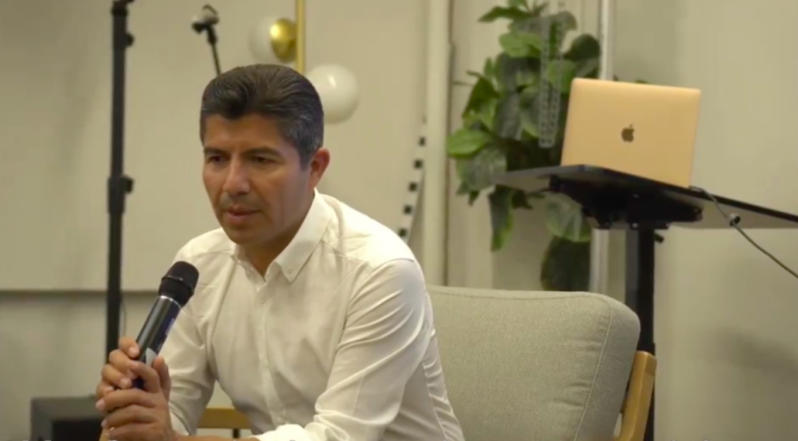 Eduardo Rivera se reúne con comunidad migrante en Nueva York y escucha sus peticiones
