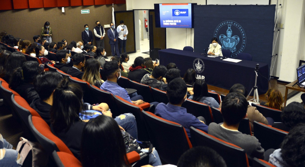 Lilia Cedillo da charla a estudiantes de la Facultad de Ciencias Químicas