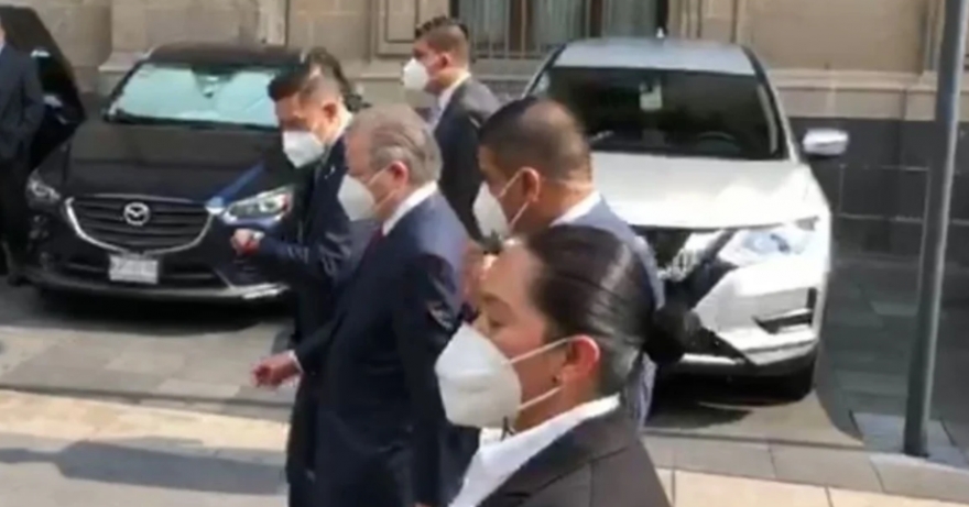 Captan a Arturo Zaldívar de visita por Palacio Nacional