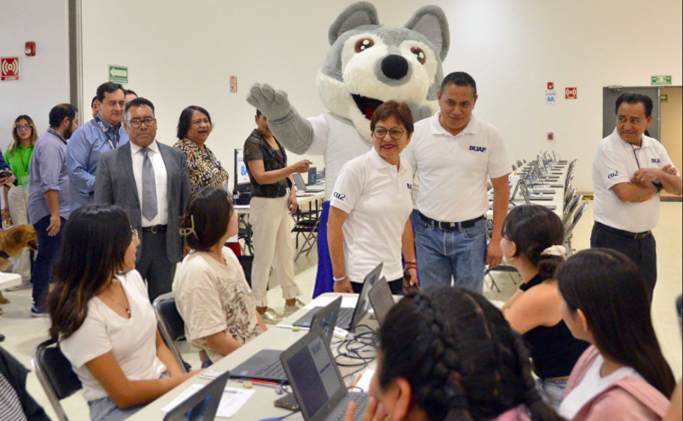 Lilia Cedillo realiza recorrido durante la aplicación del Examen General de Admisión 2024