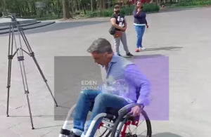 Cae Sergio Mayer de silla de ruedas tras intento por ser inclusivo