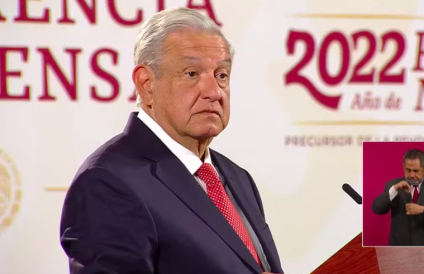 AMLO pide a mexicanos ver series en Netflix donde hablan de Calderón