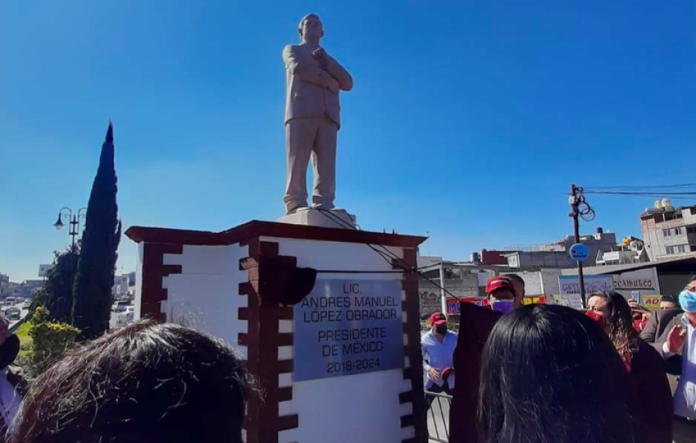 Develan estatua de AMLO en Atlacomulco