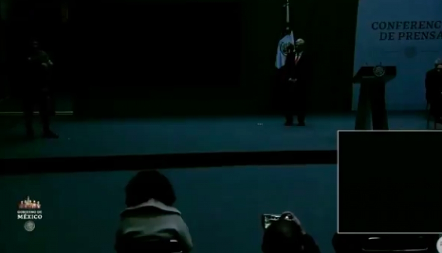 ¡No es broma! en plena mañanera se quedan sin luz