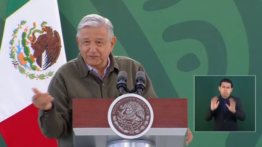 AMLO tropieza y dar por muerto a López Doriga, luego corrige y le desea "larga vida"