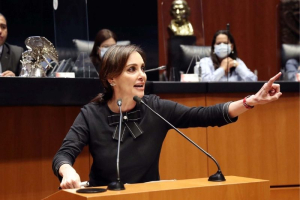 Que se alivie pronto con atención de primera, mientras el resto sufre con la de cuarta: Lilly Téllez a AMLO