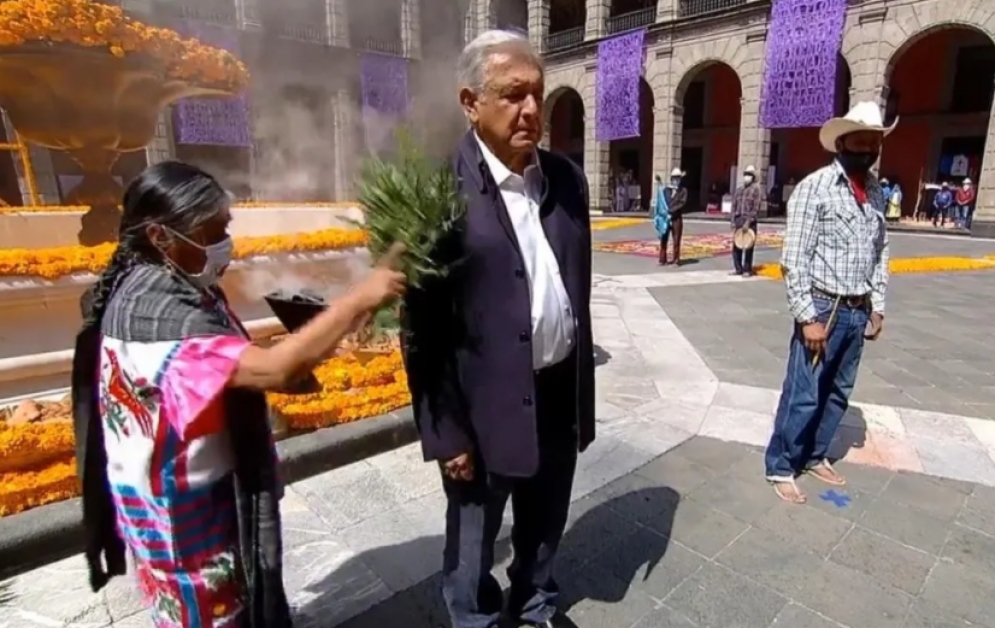 AMLO se hace una &quot;limpia&quot; en Palacio Nacional