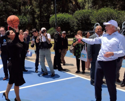 Sandra Cuevas y el embajador Ken Salazar se echan “cascarita” de Básquet para inaugurar espacios deportivos del programa “tu cancha"