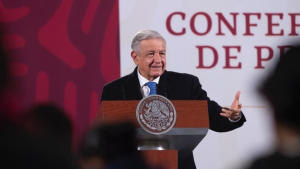 &quot;Que haya felicidad&quot;, desea AMLO en su primera mañanera del año