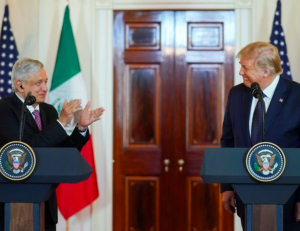 Trump ridiculiza al gobierno de AMLO: “desplegó soldados gratis… nunca había visto a alguien doblarse tanto”, afirma