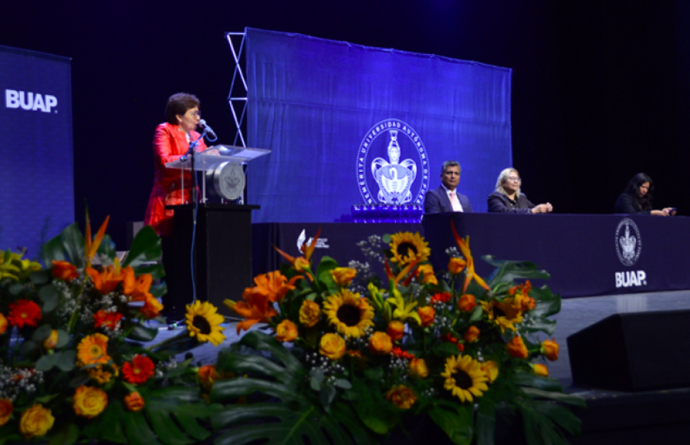 Preside Lilia Cedillo graduaciones de preparatorias de la BUAP
