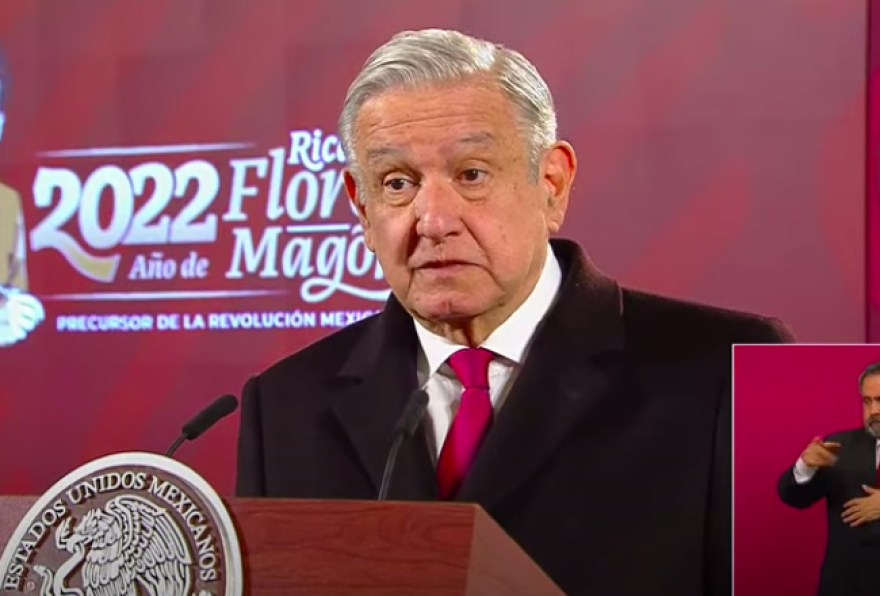 AMLO llega ronco a la 'mañanera' y anuncia que se hará una prueba COVID
