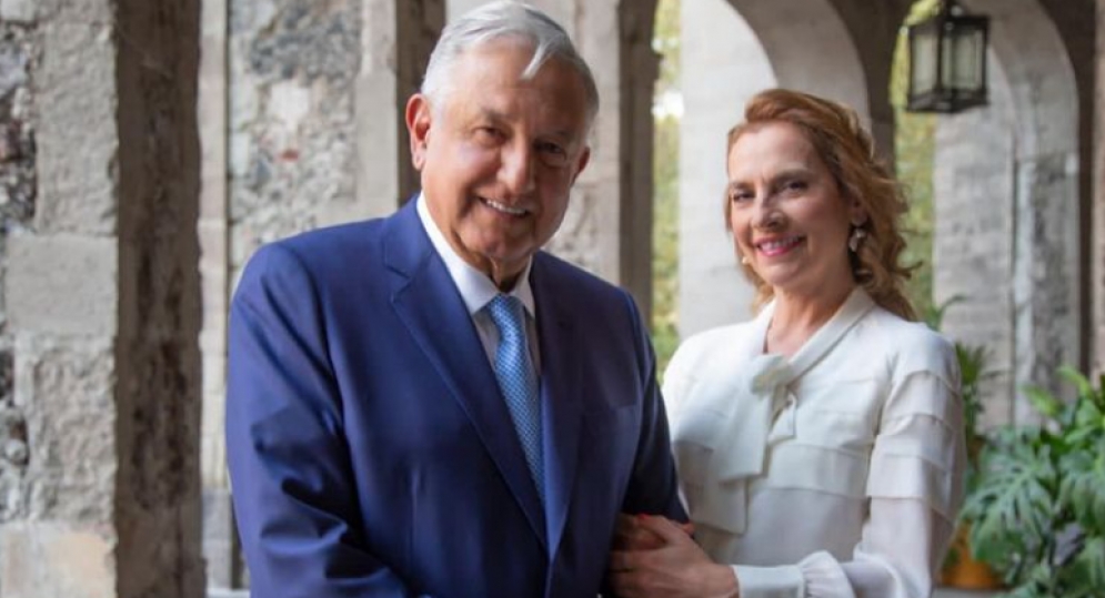 Beatriz Gutiérrez presume foto con AMLO y dice: “es de ayer con mi novio”