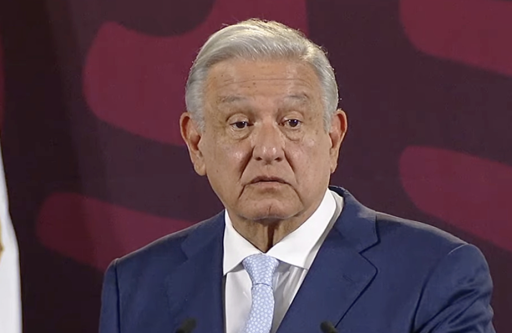 AMLO respalda uso de la playera con la muerte ordenando no hablar mal de él: “Tienen derecho a hacerlo”