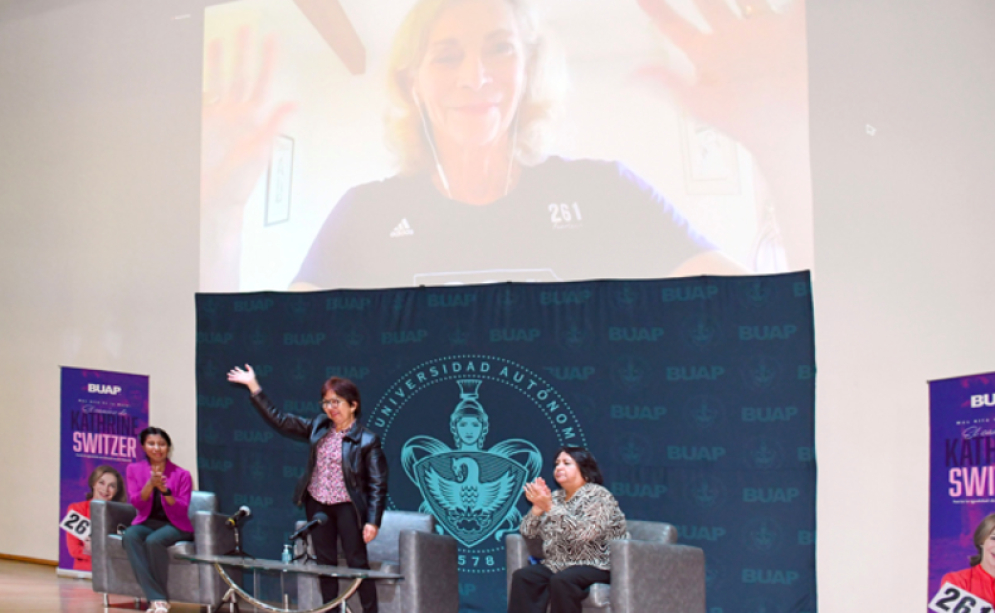 Kathrine Switzer Imparte conferencia a estudiantes de la BUAP