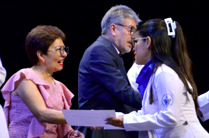 Encabeza Lilia Cedillo graduación de 266 egresados de Medicina