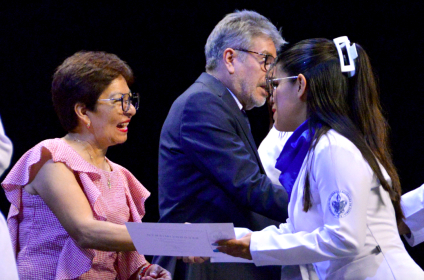 Encabeza Lilia Cedillo graduación de 266 egresados de Medicina
