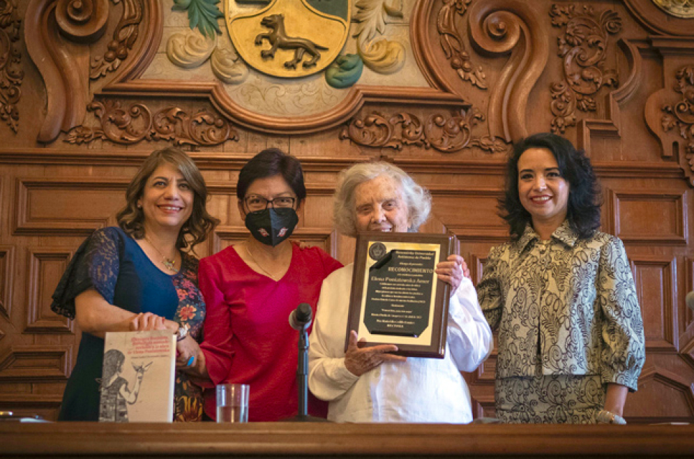 Elena Poniatowska engalana la Fenali 2022 de la BUAP