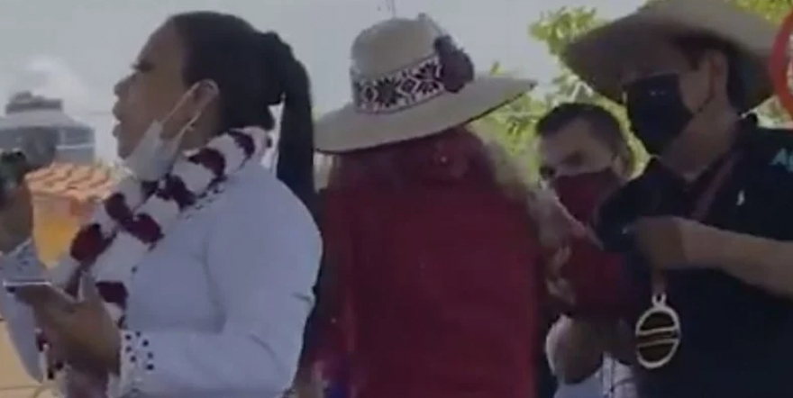 Félix Salgado ‘jalonea’ a su hija Evelyn en pleno evento de campaña