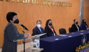 Acude la gobernadora Lilia Cedillo al informe de la facultad de Arquitectura