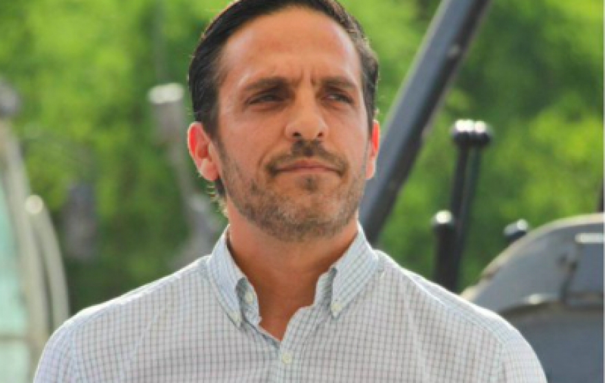 Precandidato de Morena regala pollos para buscar el voto