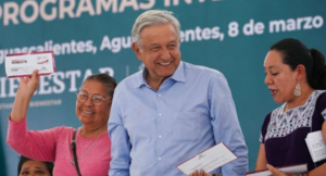 AMLO entregando Programas Sociales