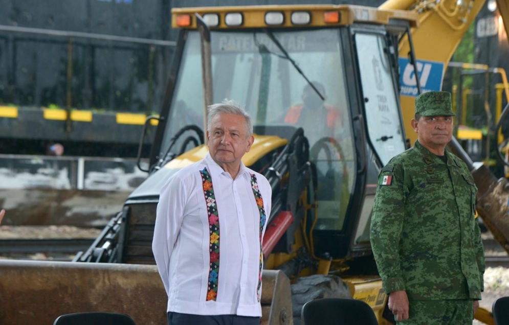 AMLO con el Ejército en construcción