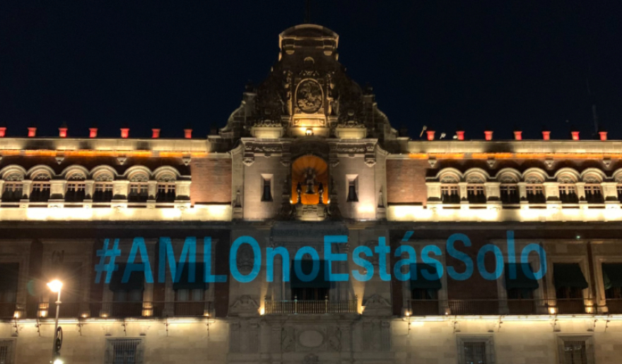 Proyectan mensaje en Palacio Nacional de apoyo al presidente: “AMLO no estás solo”