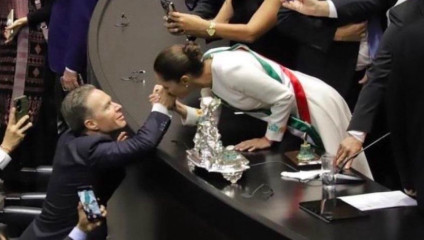 Sheinbaum asegura que besar la mano de Velasco "es algo natural y de reciprocidad"