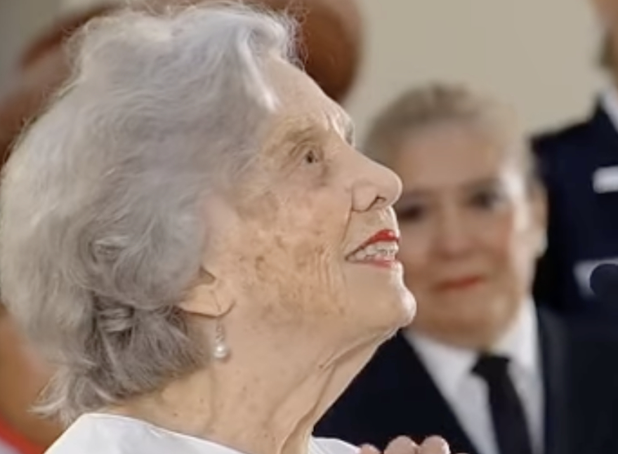 Morena busca nombrar sala de comparecencias del Senado como “Sala Elena Poniatowska Amor”