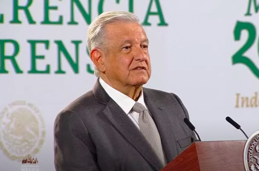 AMLO afirma que de 100 compromisos sólo le falta encontrar a los normalistas y la descentralización del gobierno