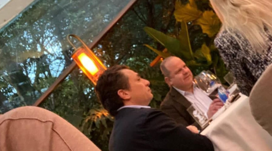 Emilio Lozoya en un restaurante de la Ciudad de México