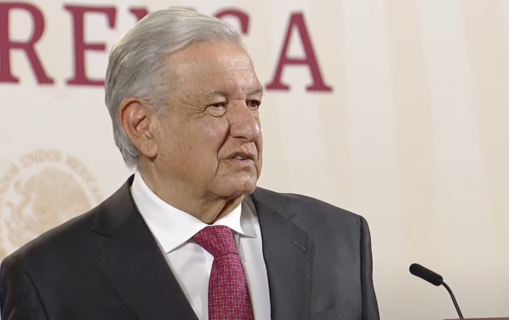 AMLO presume que pese a Otis en Acapulco sus niveles de popularidad no han bajado