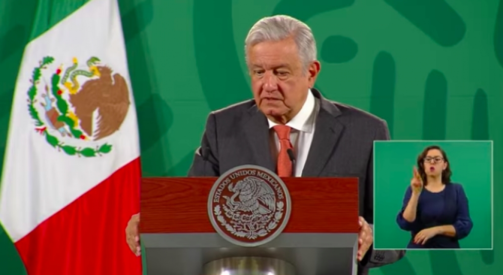 AMLO resbala en la mañanera, reproduce video donde habla de la corrupción del PRIAN y luego se arrepiente