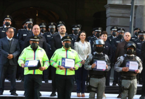 Reconocen a 4 policías municipales tras detener a asaltantes