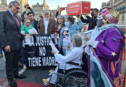 Madres de desaparecidos protestan afuera de Palacio Nacional