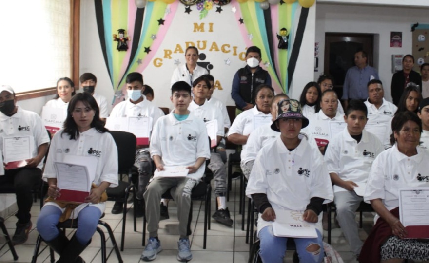 Entrega Instituto Tlaxcalteca para la Educación de los Adultos 36 certificados de educación básica en San Pablo del Monte