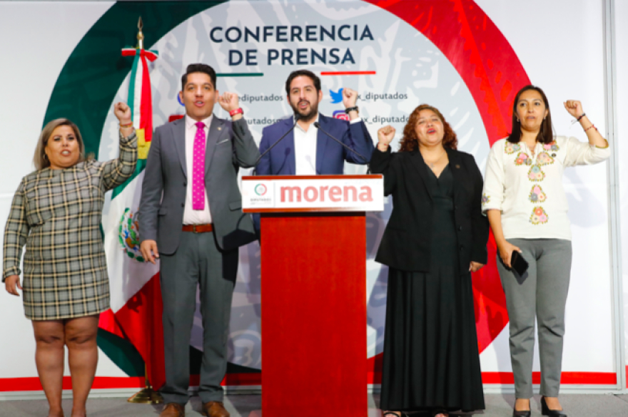 Diputados de Morena usan la cámara para extender la invitación a la marcha pro-AMLO