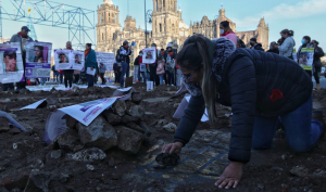 Colectivos protestan en Palacio por desapariciones: “Si AMLO no va a las fosas, las fosas van a él”
