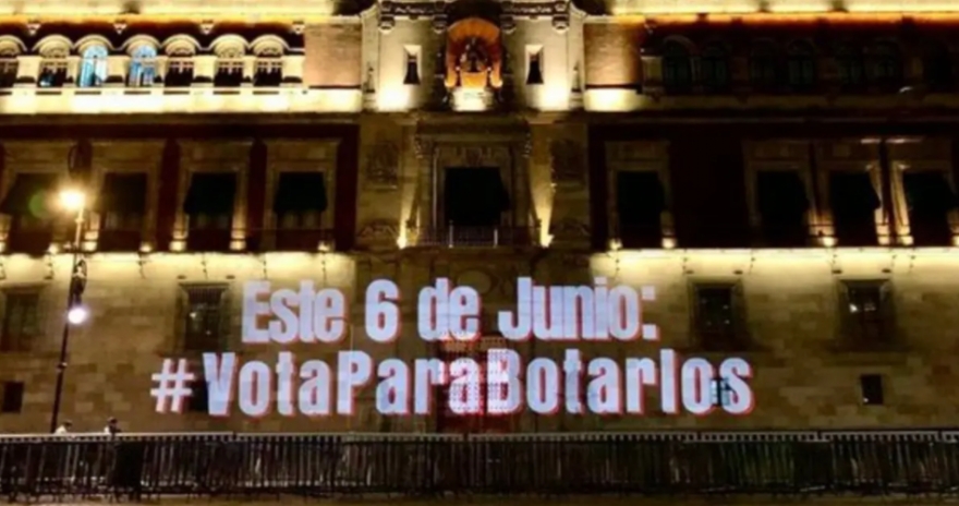 Proyectan en Palacio Nacional mensaje “Vota para Botarlos”