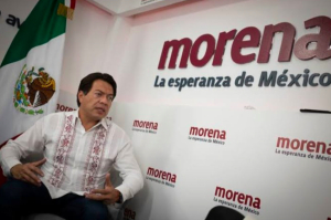 Morenistas abuchean a Mario Delgado y le avientan huevos en Durango