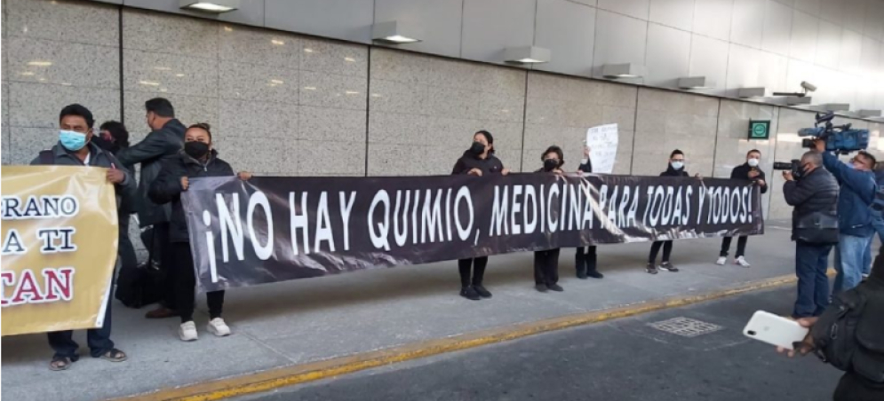 Padres de niños con cáncer se manifiestan en la Terminal 1 del AICM, señalan desabasto de medicamentos y abandono