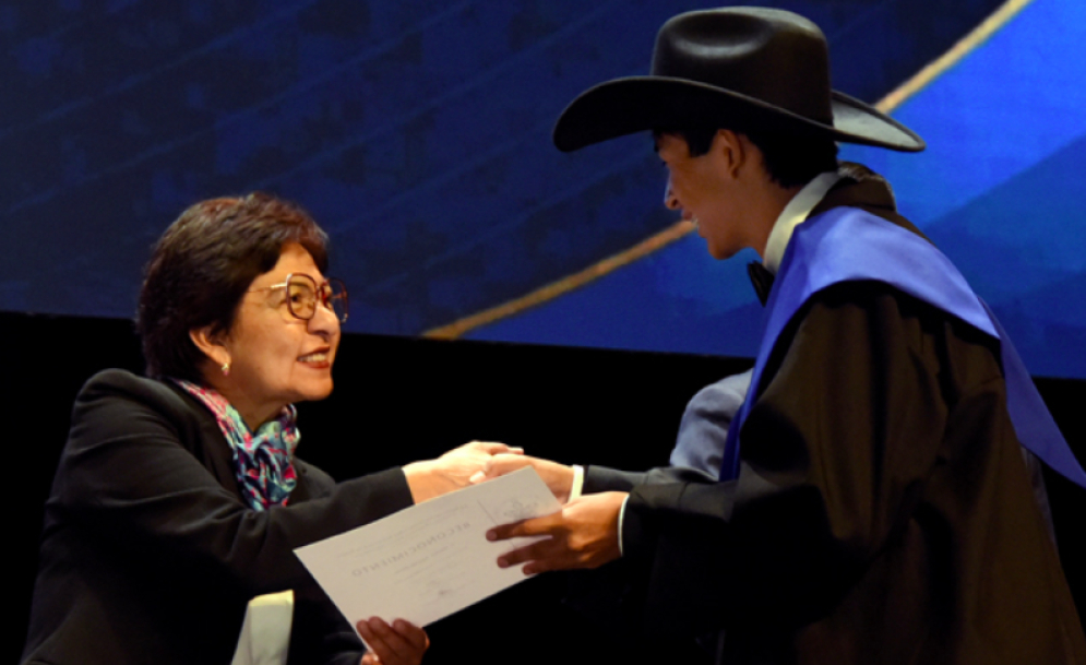 Preside Lilia Cedillo graduación de Preparatoria Alfonso Calderón Moreno