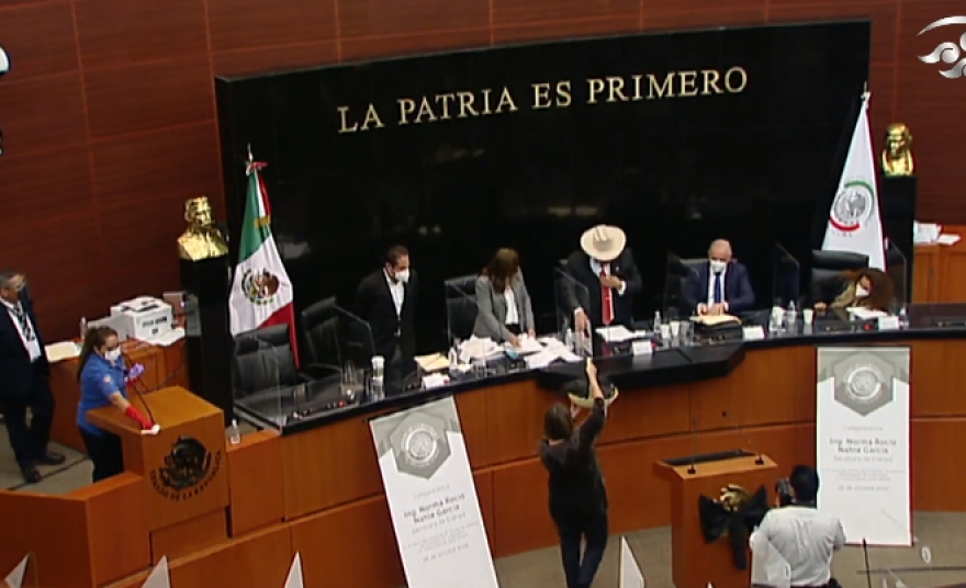 Xóchitl Gálvez le entrega una canasta de carbón a Rocío Nahle