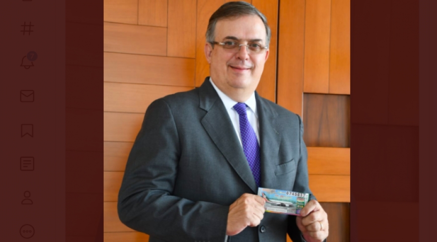 Marcelo Ebrard presume "cachito" para rifa del avión presidencial