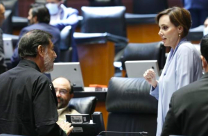 León en el Hilton… Chango en el senado: El mensaje de Lilly Téllez negando la mano a Noroña