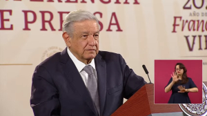 AMLO arremete contra oposición y prensa por “amarillismo” tras muerte de 38 migrantes en incendio