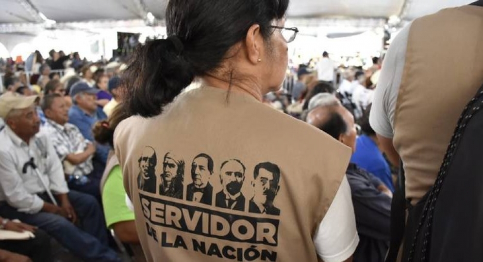 Exhiben a Servidora de la Nación pidiendo aplausos para AMLO a adultos que fueron vacunados