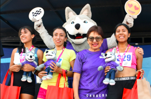 Cientos de universitarios participan en la Carrera de la Madre Universitaria